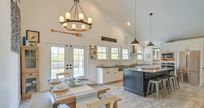 Distinctive Hamptons Home w/ Pool Near Bay, Ocean