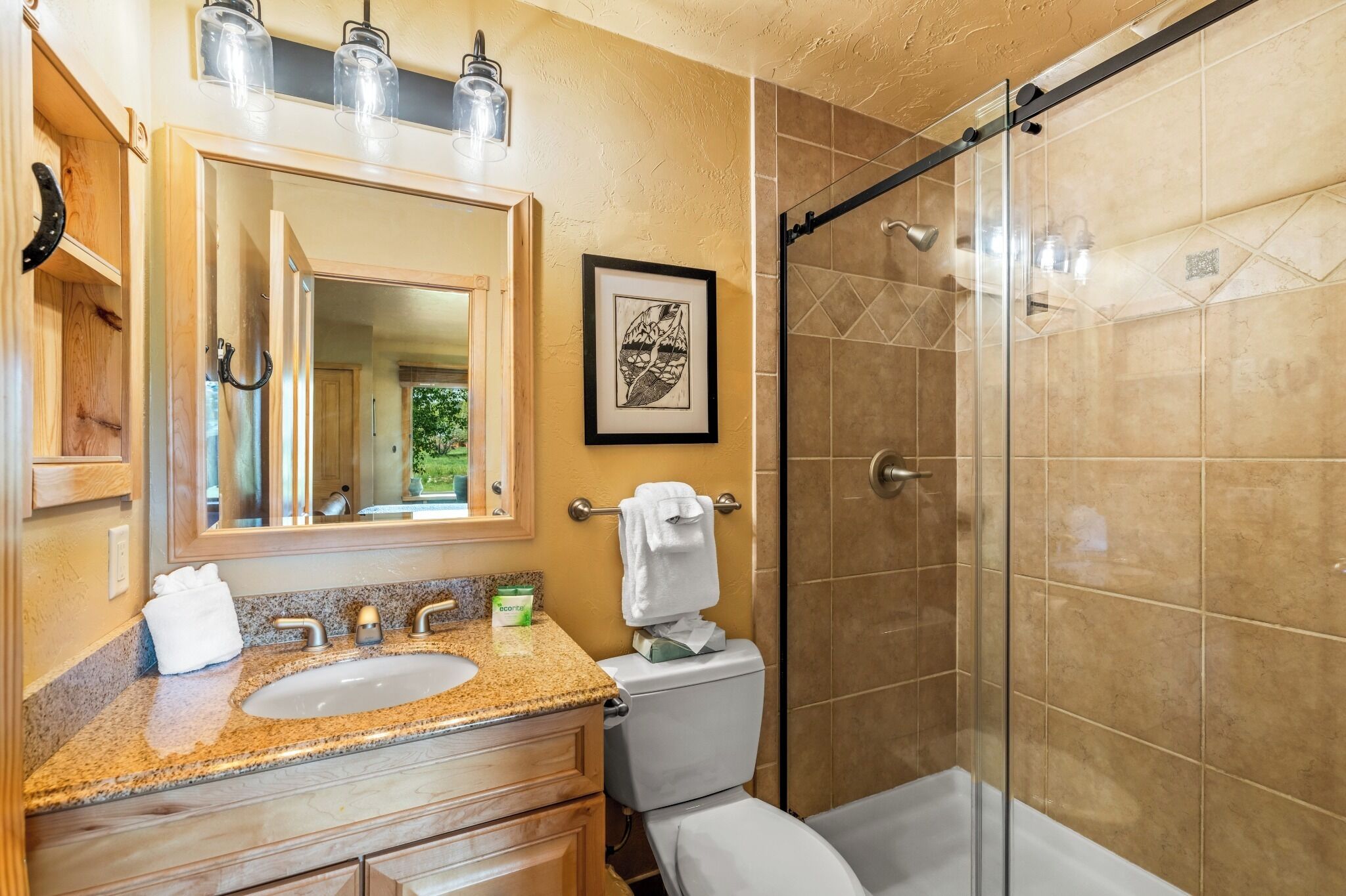 Combined shower/tub, hair dryer, towels