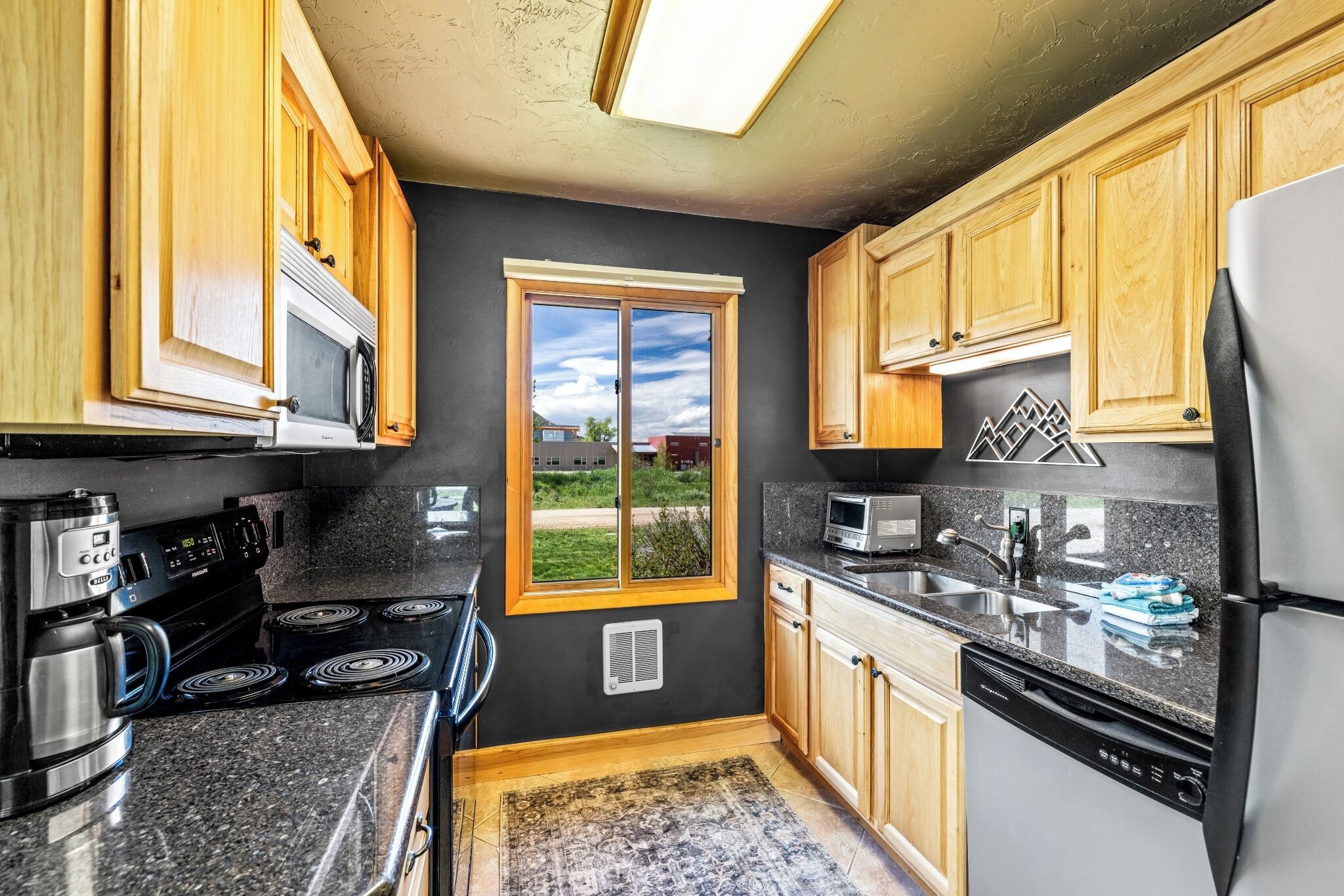 Coffee/tea maker, fridge, microwave, oven