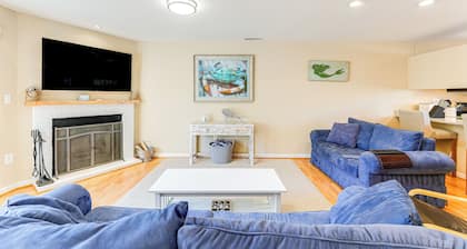 Walk to Bethany Beach Boardwalk: Coastal Retreat