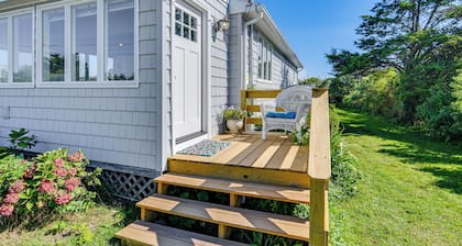 Quaint Coastal Cottage With Patio!