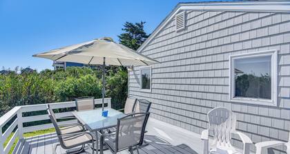 Quaint Coastal Cottage With Patio!