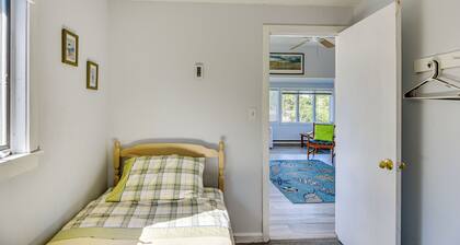 Quaint Coastal Cottage With Patio!