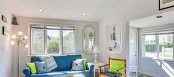 Quaint Coastal Cottage With Patio!