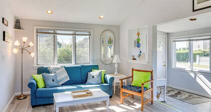 Quaint Coastal Cottage With Patio!