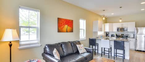 Căn hộ (2 Bedrooms) | Khu phòng khách | TV