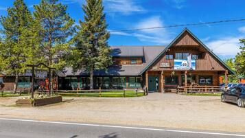 A rustic wooden building with a sign for Glen Eden Resort and a food lodge.