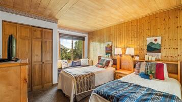 2 bedrooms, WiFi (free), bed sheets