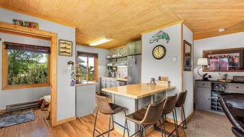 Coffee/tea maker, fridge, microwave, oven