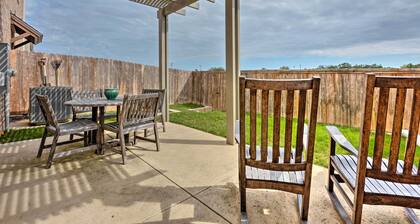College Station Townhouse w/ Private Patio