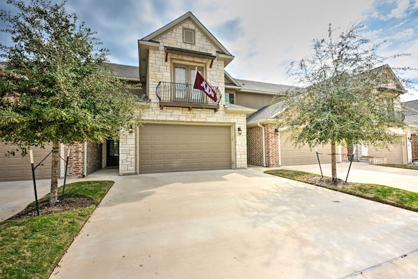 Apartment (4 Bedrooms) | Interior - College Station Townhouse w/ Private Patio (College Station)
