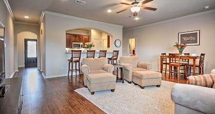College Station Townhouse w/ Private Patio