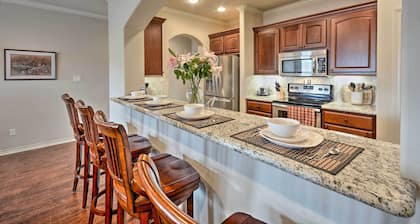 College Station Townhouse w/ Private Patio