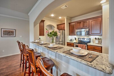 College Station Townhouse w/ Private Patio