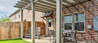 College Station Townhouse w/ Private Patio