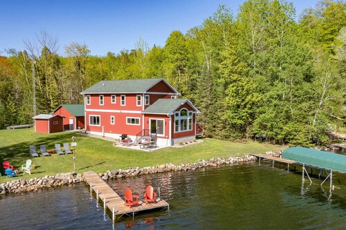Spacious Lakeside Family Home on Big Bearskin Lake