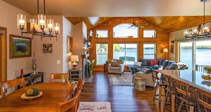 Spacious Lakeside Family Home on Big Bearskin Lake