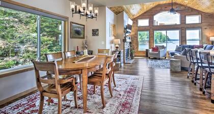 Spacious Lakeside Family Home on Big Bearskin Lake
