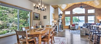 Spacious Lakeside Family Home on Big Bearskin Lake