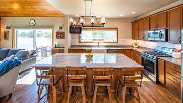 House (4 Bedrooms) | Private kitchen | Microwave, oven, stovetop, dishwasher