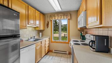 Coffee/tea maker, fridge, microwave, oven