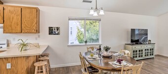 Mount Shasta Escape w/ Balcony ~ Walk to Dtwn