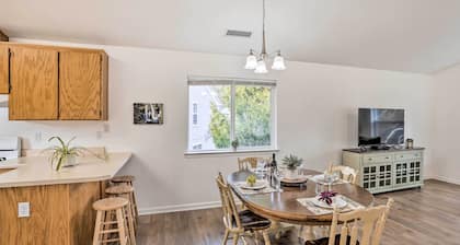 Mount Shasta Escape w/ Balcony ~ Walk to Dtwn