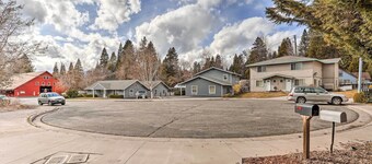 Mount Shasta Escape w/ Balcony ~ Walk to Dtwn