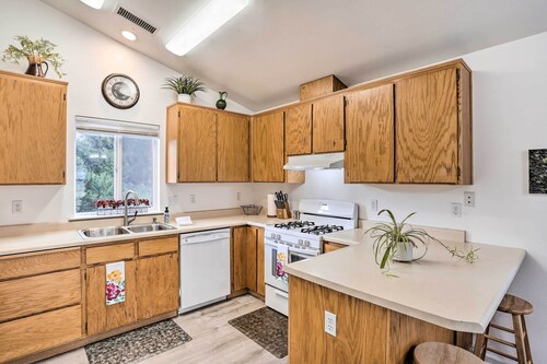 Mount Shasta Escape w/ Balcony ~ Walk to Dtwn