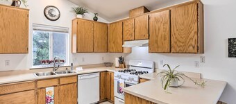 Mount Shasta Escape w/ Balcony ~ Walk to Dtwn