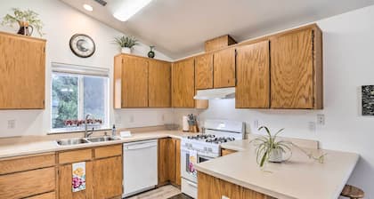 Mount Shasta Escape w/ Balcony ~ Walk to Dtwn