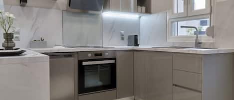 Réfrigérateur, four, plaque de cuisson, cafetière/bouilloire