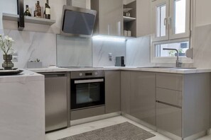 Fridge, oven, stovetop, coffee/tea maker