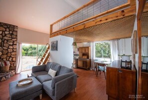 Fernseher, Kamin, DVD-Player, Bücher