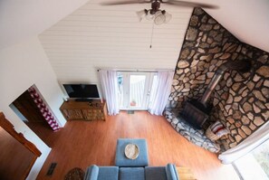 Fernseher, Kamin, DVD-Player, Bücher