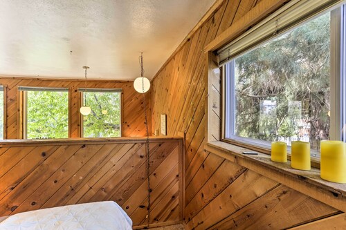 Cozy Studio Near Hiking & Skiing, Walk to Downtown