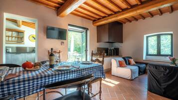 別墅 | 客廳 | 32 吋平面電視連衛星電視頻道、電視