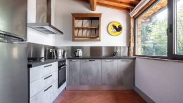 Villa | Privékeuken | Een koelkast/vriezer, een oven, een kookplaat, een vaatwasser