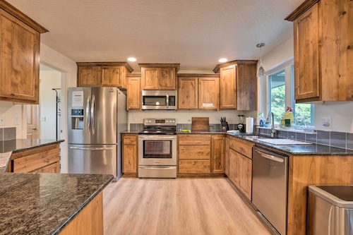 Spacious Bandon Getaway - 2 Blocks to Ocean!