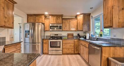 Spacious Bandon Getaway - 2 Blocks to Ocean!