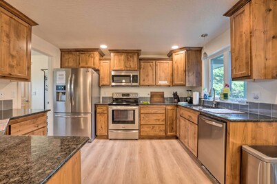 Spacious Bandon Getaway - 2 Blocks to Ocean!
