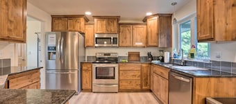 Spacious Bandon Getaway - 2 Blocks to Ocean!