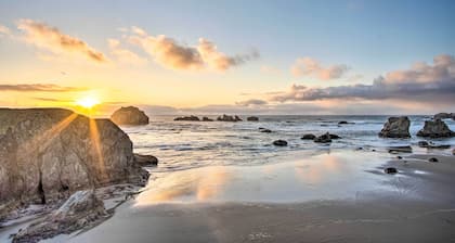 Spacious Bandon Getaway - 2 Blocks to Ocean!