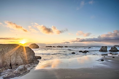 Spacious Bandon Getaway - 2 Blocks to Ocean!