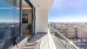 Uma varanda com vista para a cidade e o oceano.