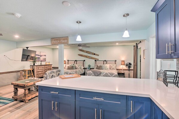 Apartment (0 Bedroom) | Private kitchen | Microwave, dishwasher, cookware/dishes/utensils, paper towels