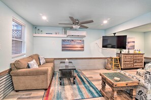 Living area - Great Shared Outdoor Area at 'the Hideaway!' (Galveston)