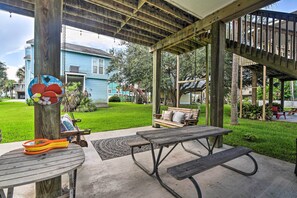 A covered patio area with picnic tables and a swing set. - < 1 Mi to Beach: Salty Dog House in Galveston! (Galveston)