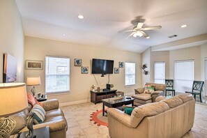 Interior - < 1 Mi to Beach: Salty Dog House in Galveston! (Galveston)