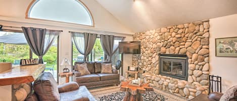 Casa (3 Bedrooms) | Área de sala de estar | Televisión, chimenea y libros